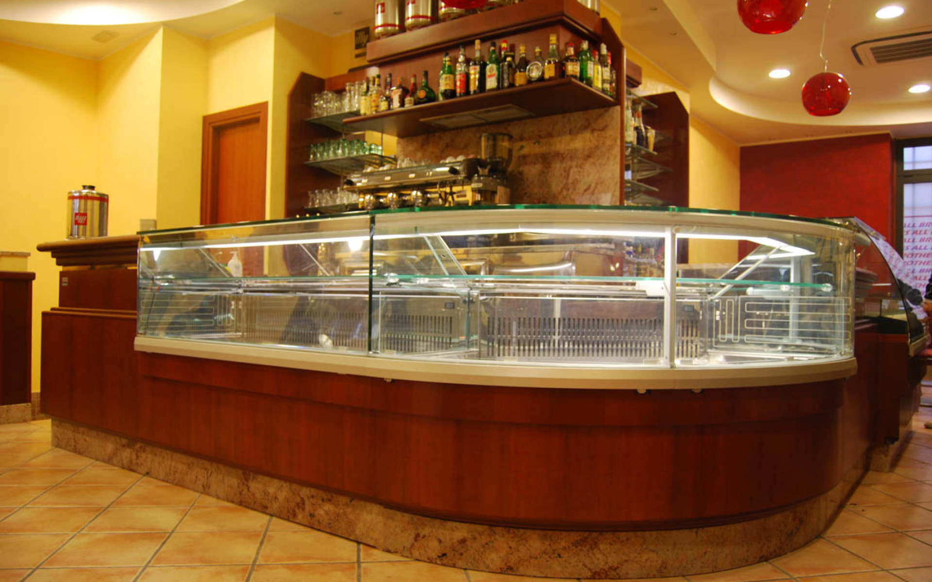 Vetrina espositiva per il Bar Vaticano arredamento bar gelateria snack