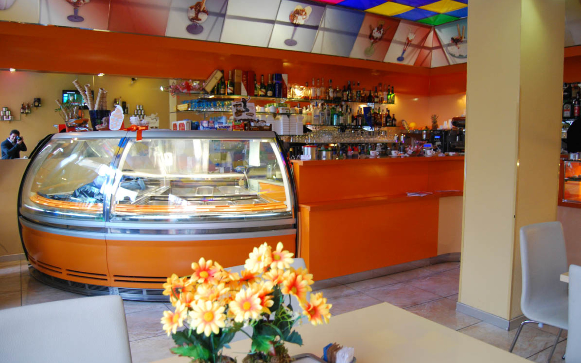 Arredamento bar gelateria Vetrina espositiva gelato per Tangerine