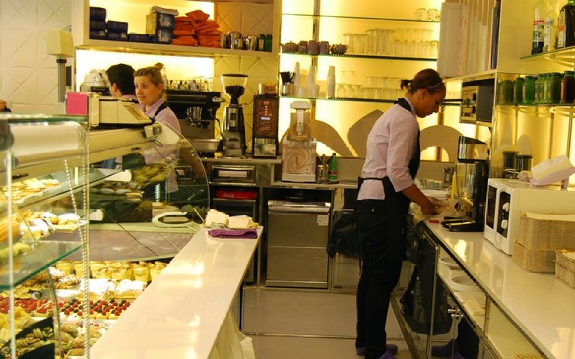 Vista retrobanco pasticceria il giglio a roma emmelle arredamenti