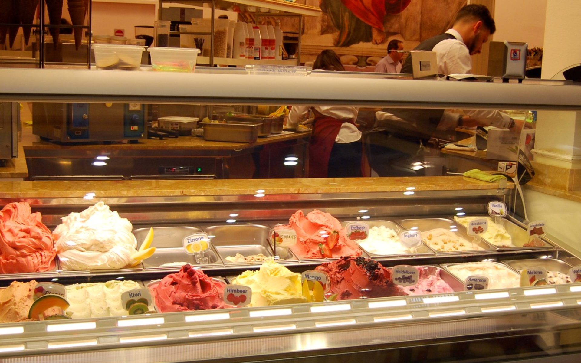 Dettaglio vetrina gelato12+12 emmelle arredamenti per il nuovo arredamento bar gelateria Un Angelo